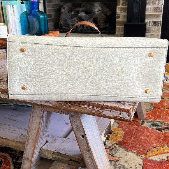 Tory Burch Emerson Bucket Bag. Color Ivorry. Condition is like New. - Picture 5 of 8